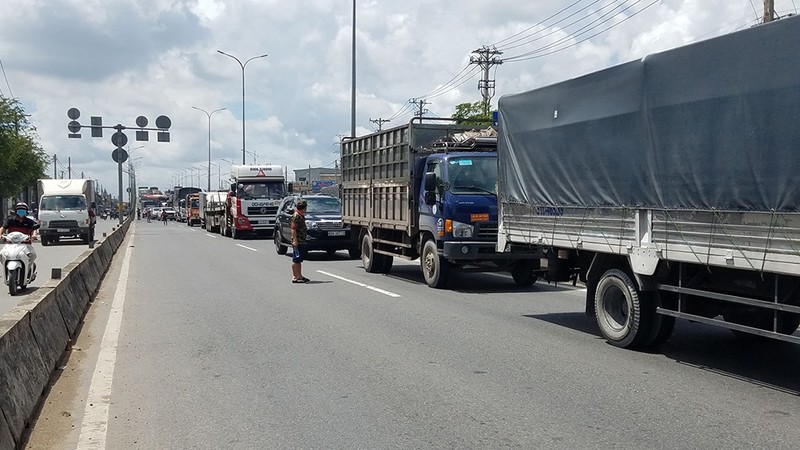 Xe tải đang chạy thì rớt bánh, lật nghiêng trên quốc lộ - ảnh 2