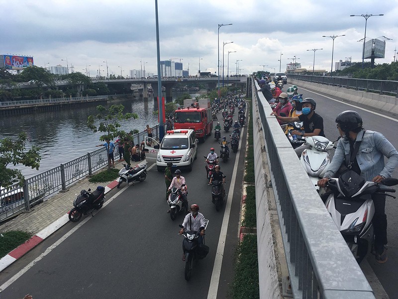 Người đàn ông nhảy cầu Nguyễn Văn Cừ xuống kênh Tàu Hủ - ảnh 2