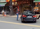 Thanh niên múa gậy đập xe BMW trên đường ở TP.HCM 