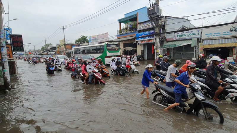 Bình Chánh: Triều cường dâng cao, dân bì bõm vượt ngập  - ảnh 1