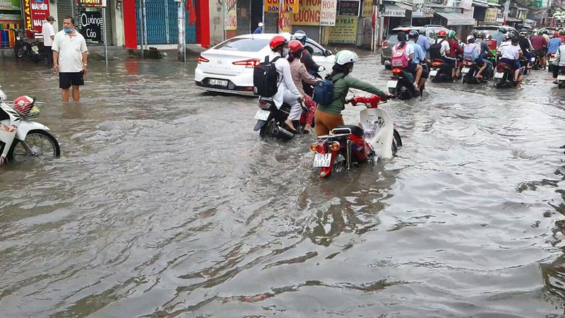 Bình Chánh: Triều cường dâng cao, dân bì bõm vượt ngập  - ảnh 3