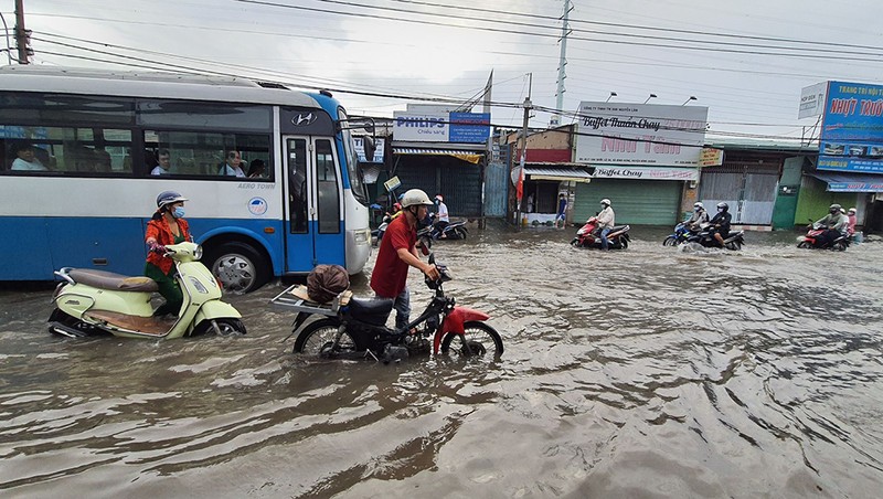 Bình Chánh: Triều cường dâng cao, dân bì bõm vượt ngập  - ảnh 2