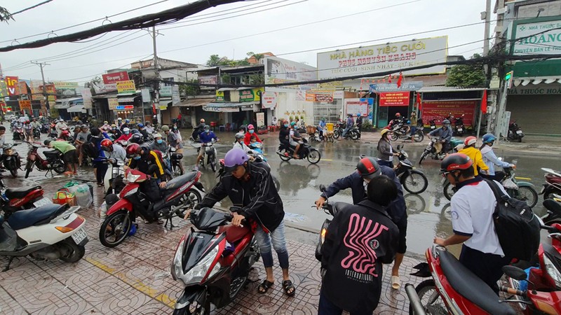 Bình Chánh: Triều cường dâng cao, dân bì bõm vượt ngập  - ảnh 5