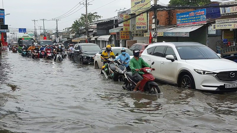 Bình Chánh: Triều cường dâng cao, dân bì bõm vượt ngập  - ảnh 4