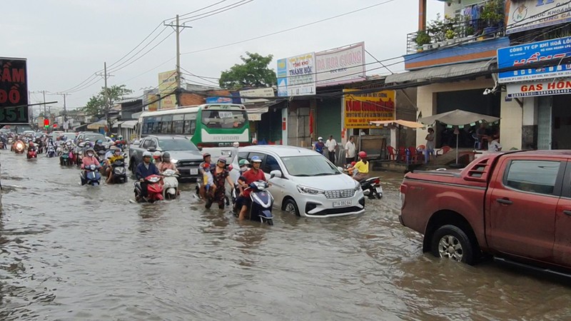 Bình Chánh: Triều cường dâng cao, dân bì bõm vượt ngập  - ảnh 8