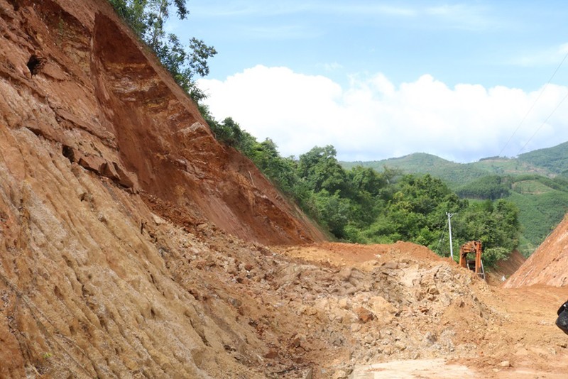 Lãnh đạo tỉnh Bình Định kiểm tra vùng sạt lở trước bão số 9 - ảnh 1