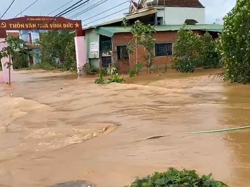 Bình Định: Sau bão, lũ đổ về, nhiều nhà dân ngập sâu - ảnh 3