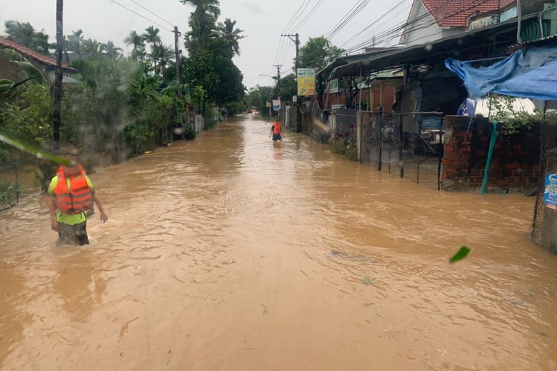 Bình Định: Người dân dọn dẹp nhà cửa, đường phố sau bão - ảnh 3