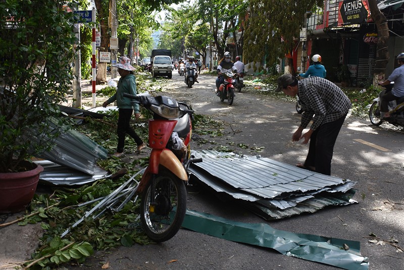 Toàn tỉnh Quảng Ngãi có hơn 84.000 ngôi nhà sập, tốc mái - ảnh 8