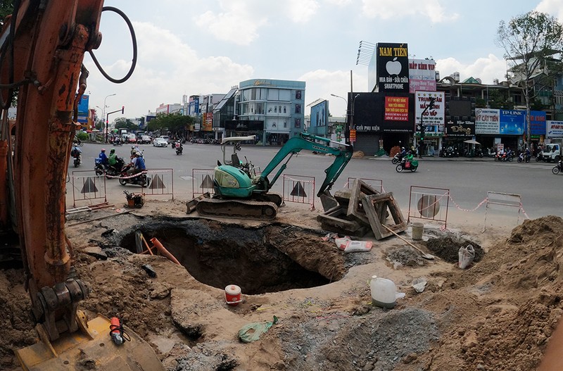 Đổ đất cát lấp hố khổng lồ ở đường Phan Văn Trị - ảnh 10