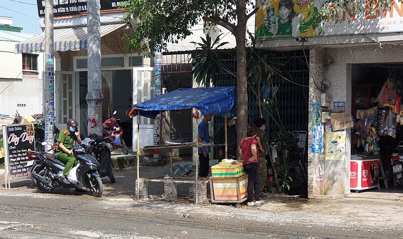 Bị đạp vào bụng, chạy vào bếp lấy dao đâm chết người - ảnh 1