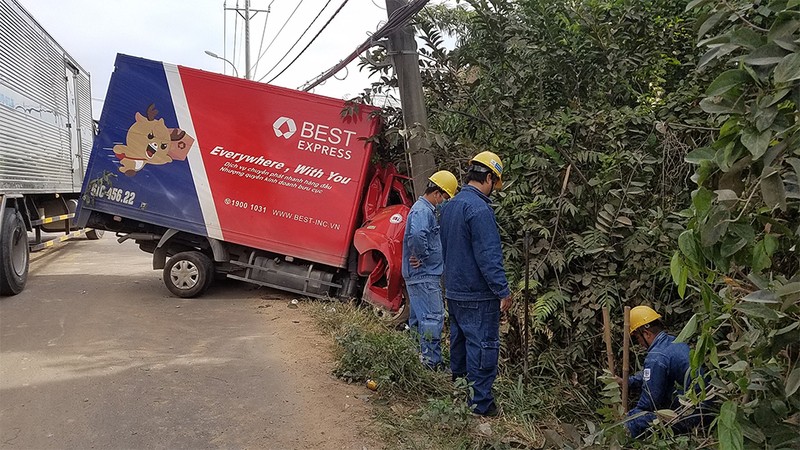 Xe chuyển phát nhanh húc gãy trụ điện ở Củ Chi - ảnh 1