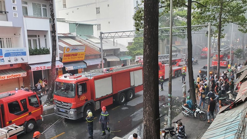 Cháy lớn ở một ngôi nhà trong hẻm tại trung tâm TP.HCM - ảnh 2
