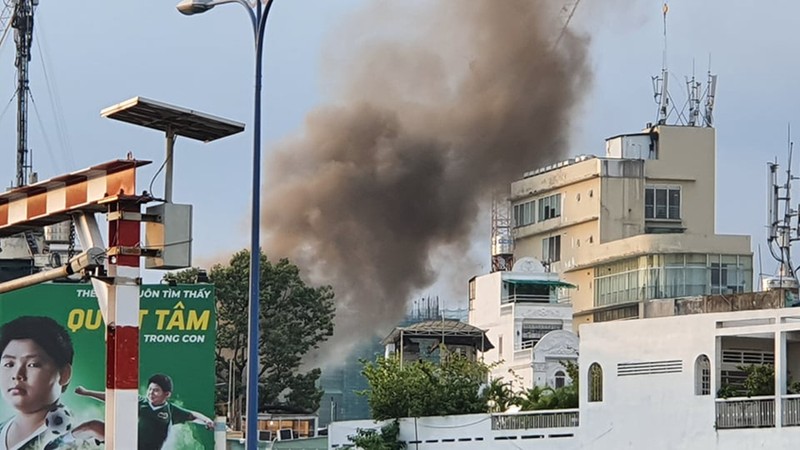 Cháy lớn ở một ngôi nhà trong hẻm tại trung tâm TP.HCM - ảnh 1