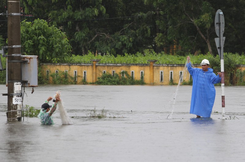 Quảng Nam: Người dân đội mưa bắt cá trong lũ - ảnh 2