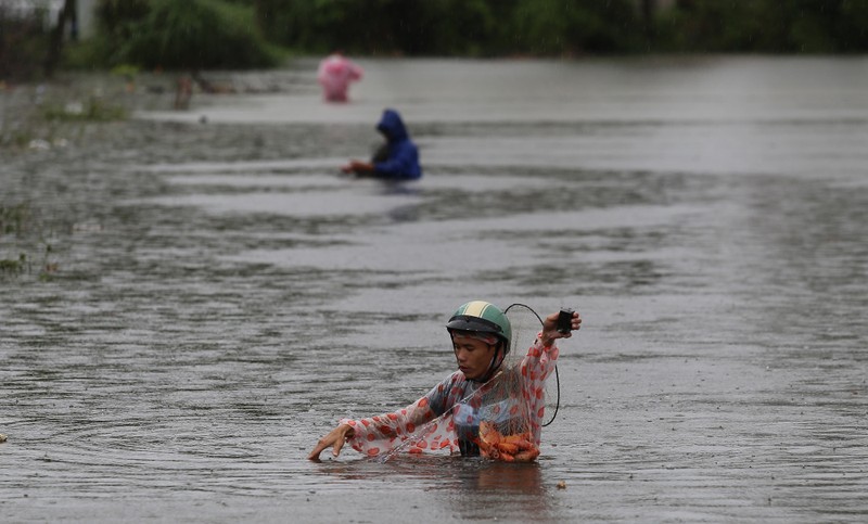 Quảng Nam: Người dân đội mưa bắt cá trong lũ - ảnh 3