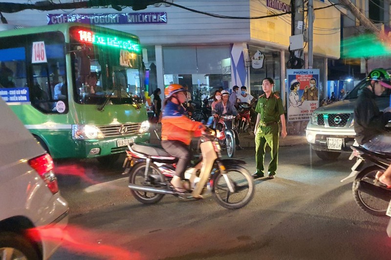 Bình Thạnh: Biển người ùn tắc trên đường Lê Quang Định - ảnh 7