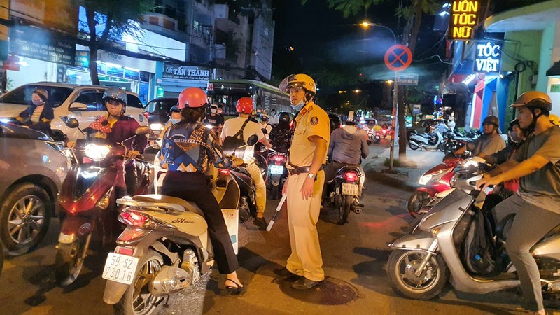 Bình Thạnh: Biển người ùn tắc trên đường Lê Quang Định - ảnh 8