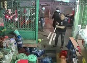 Côn đồ cầm hung khí truy sát người đàn ông ở Bình Tân