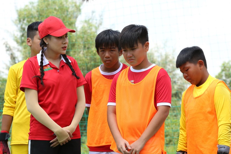 HLV Nguyễn Hồng Sơn nổi giận, khiến học trò bật khóc  - ảnh 2