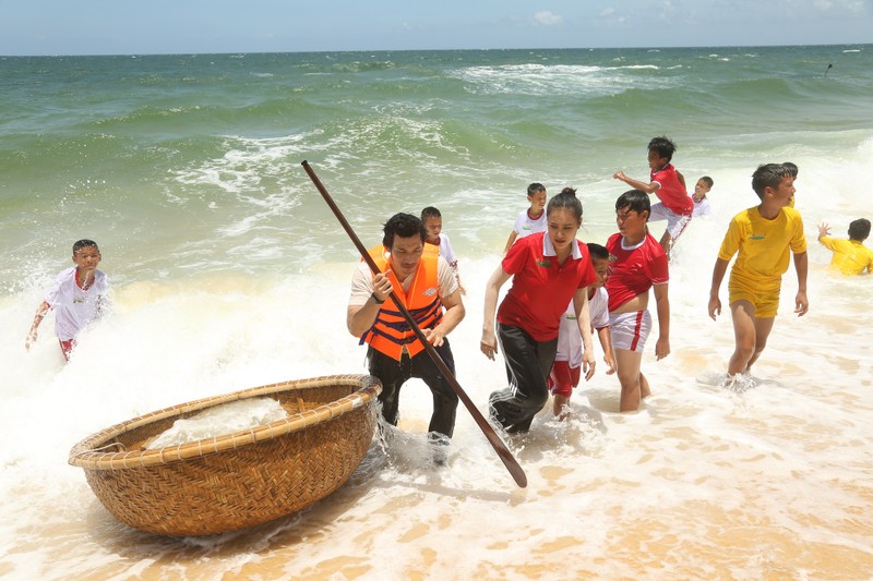 Liên Bỉnh Phát bị sóng đánh xuống biển vì cố tình 'tạo nét' - ảnh 1