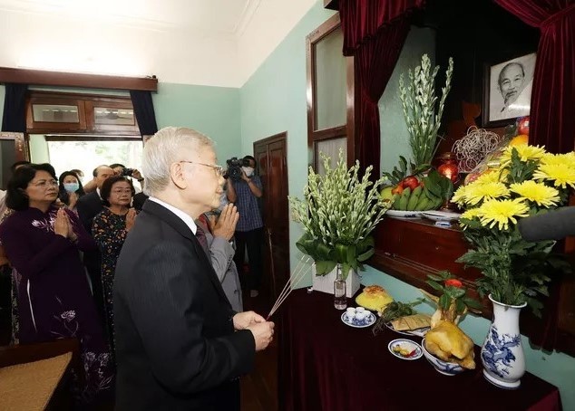 Secretary General and President Offer Incense to President Ho Chi Minh - Photo 1