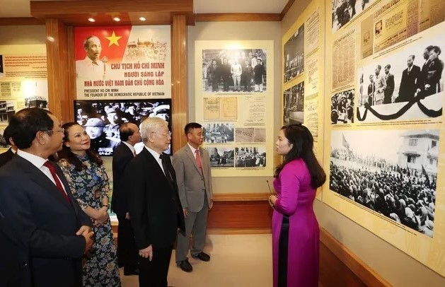 Secretary General and President Offer Incense to President Ho Chi Minh - Photo 2