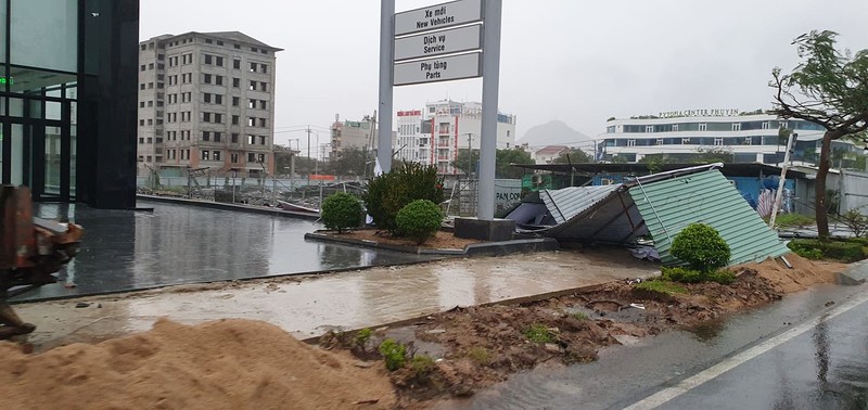 Live: Bão cách Quảng Ngãi 115km, Phú Yên gió giật cấp 10 - ảnh 9