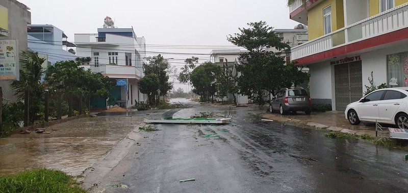 Live: Bão cách Quảng Ngãi 115km, Phú Yên gió giật cấp 10 - ảnh 10