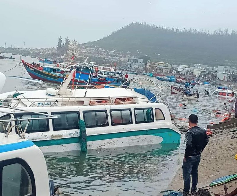 Chùm ảnh: Huyện đảo Lý Sơn thiệt hại nặng nề do bão số 9 - ảnh 11