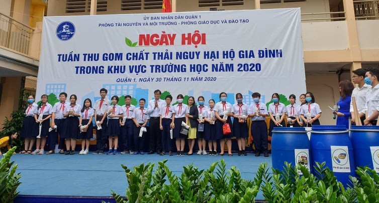 Quận 1 tăng cường công tác thu gom chất thải nguy hại - ảnh 1