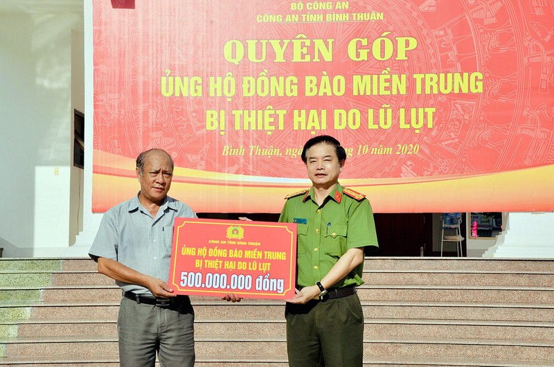 Công an Bình Thuận quyên góp nửa tỉ đồng hỗ trợ miền Trung - ảnh 2