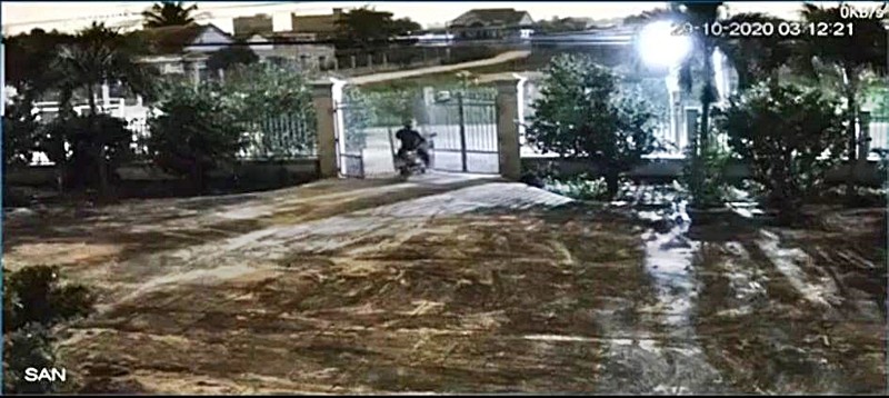 Táo tợn tông sập cổng để trộm xe máy ở Bình Thuận - ảnh 1