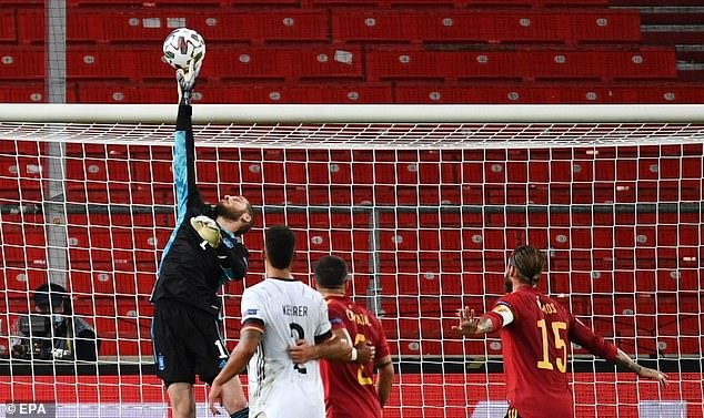 HLV Luis Enrique đưa thủ môn David de Gea 'lên mây' - ảnh 1