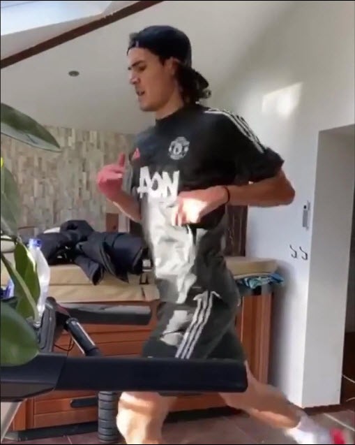 Cavani lần đầu xuất hiện như một vị thần Hi Lạp trong bộ áo MU - ảnh 3