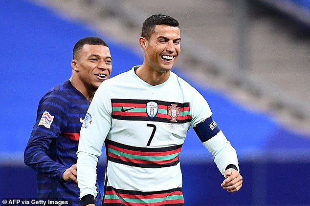 Nóng: Ronaldo mắc COVID-19, rời tuyển Bồ Đào Nha ngay lập tức - ảnh 1