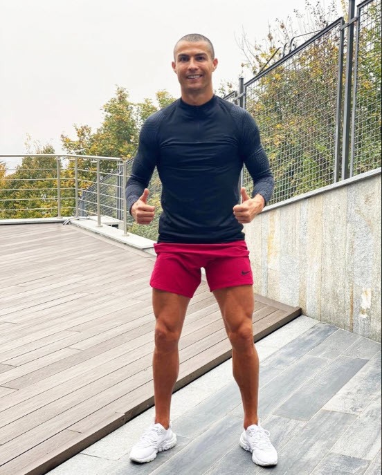 Ronaldo cạo trọc đầu vì COVID-19 và ảnh so sánh các thời kỳ - ảnh 2