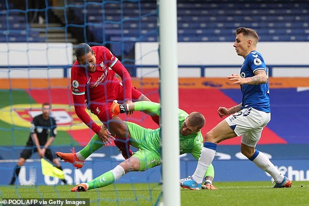 VAR đứng hình giúp Chelsea và Mendy, CĐV chỉ trích dữ dội - ảnh 2