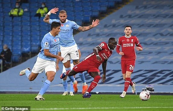 Man City khiến Liverpool mất ngôi đầu Premier League - ảnh 1