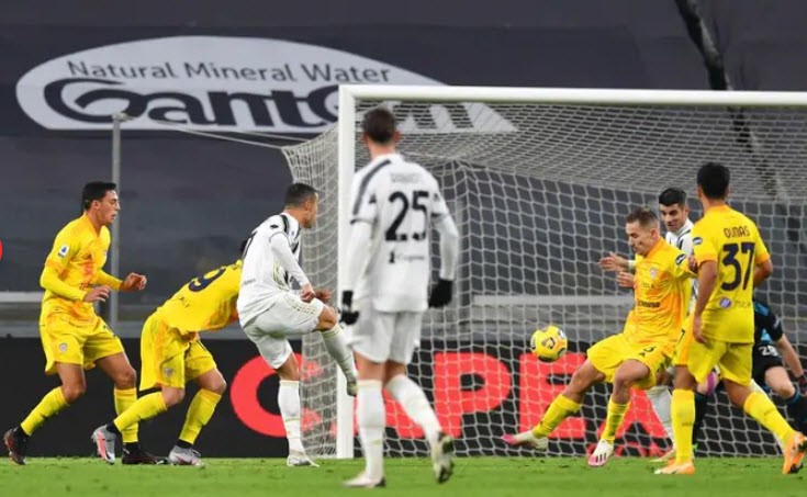 Ronaldo ghi cả hai bàn thắng giải cứu Juventus - ảnh 1