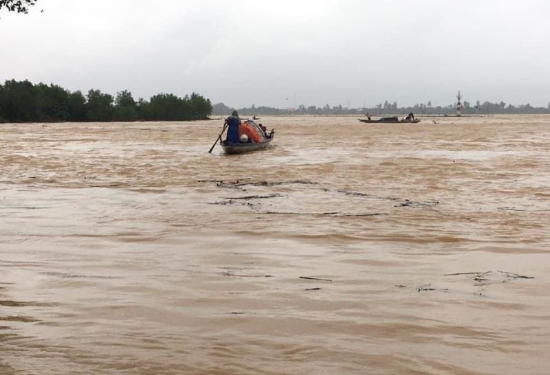 Rốn lũ Hàm Ninh, người dân lo phải chạy lũ trong đêm - ảnh 1