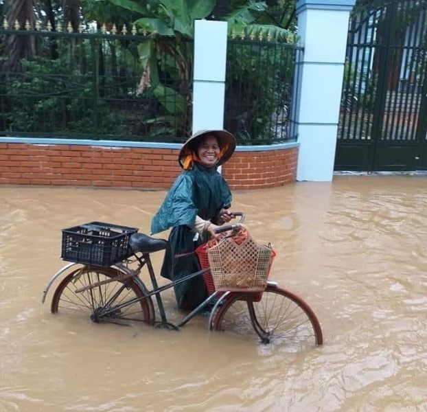 Rốn lũ Hàm Ninh, người dân lo phải chạy lũ trong đêm - ảnh 3