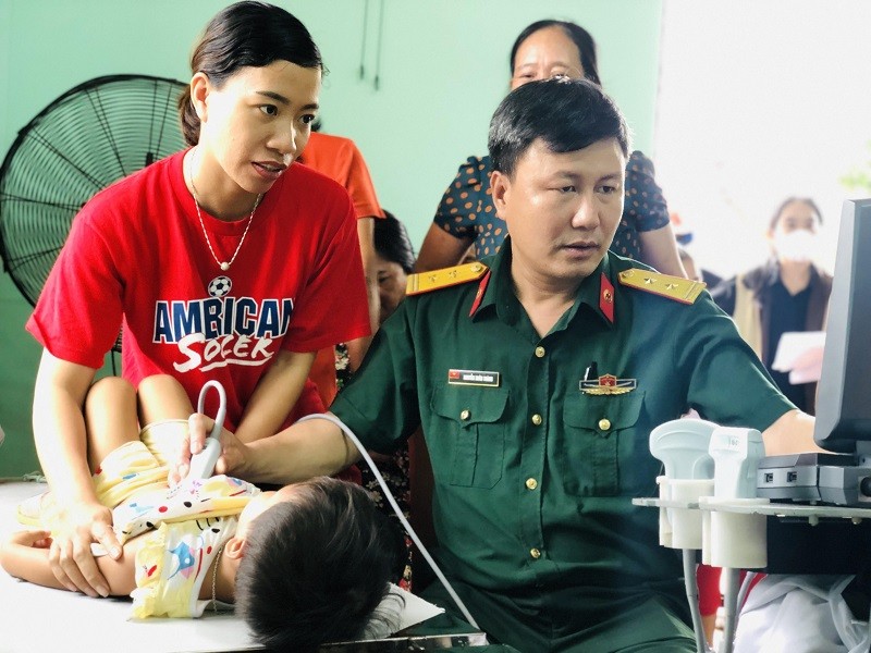 Bác sĩ quân hàm xanh về vùng lũ Quảng Bình khám bệnh cho dân - ảnh 6