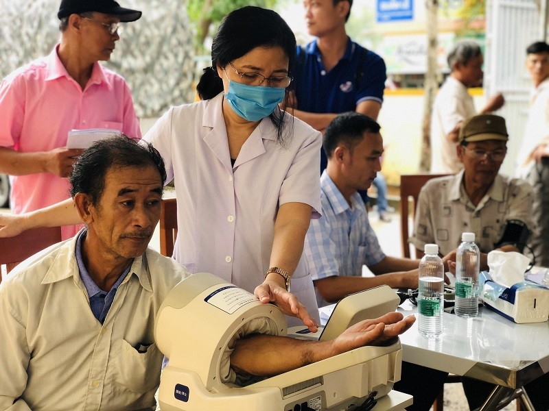 Bác sĩ quân hàm xanh về vùng lũ Quảng Bình khám bệnh cho dân - ảnh 9