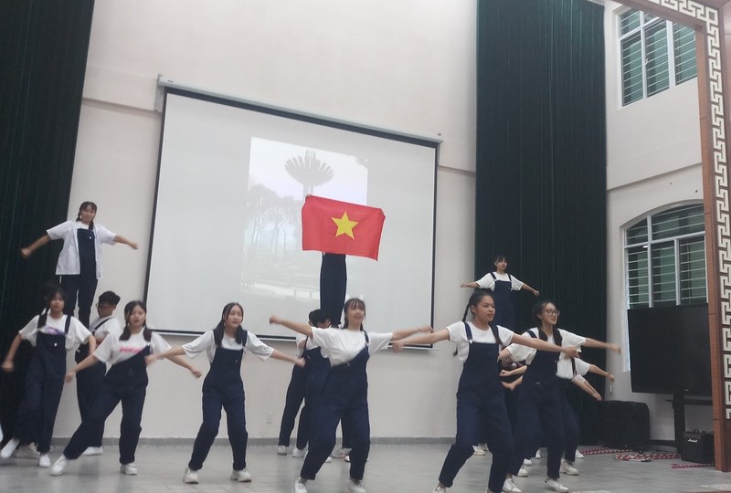 Học sinh đọc rap, giới thiệu về cảnh đẹp Sài Gòn  - ảnh 4