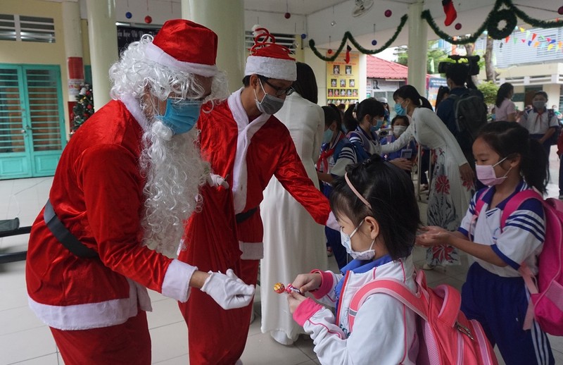 Dịch COVID-19: Học sinh quận 6 đi học lại, khẩu trang kín mít - ảnh 2