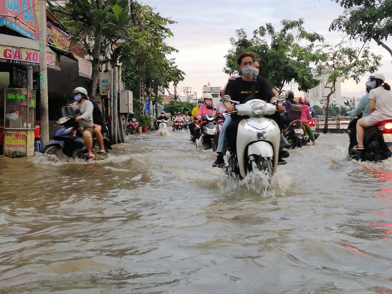 TP.HCM: Nước 'lũ' dâng cao, người dân chật vật lưu thông  - ảnh 4