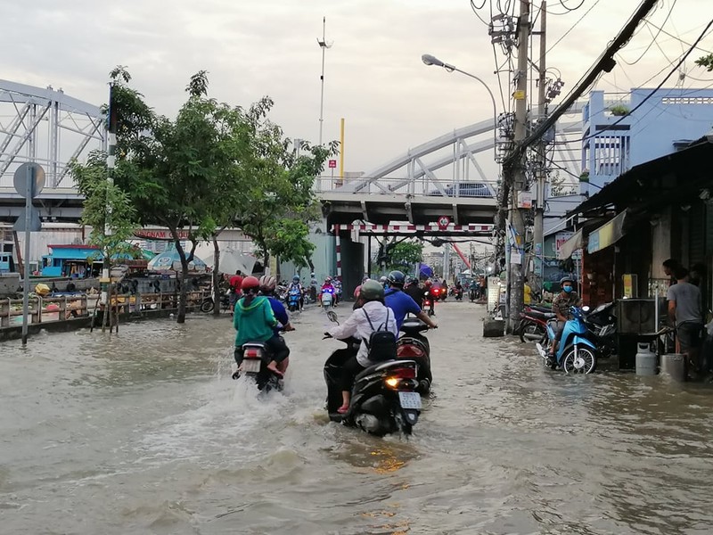 TP.HCM: Nước 'lũ' dâng cao, người dân chật vật lưu thông  - ảnh 7