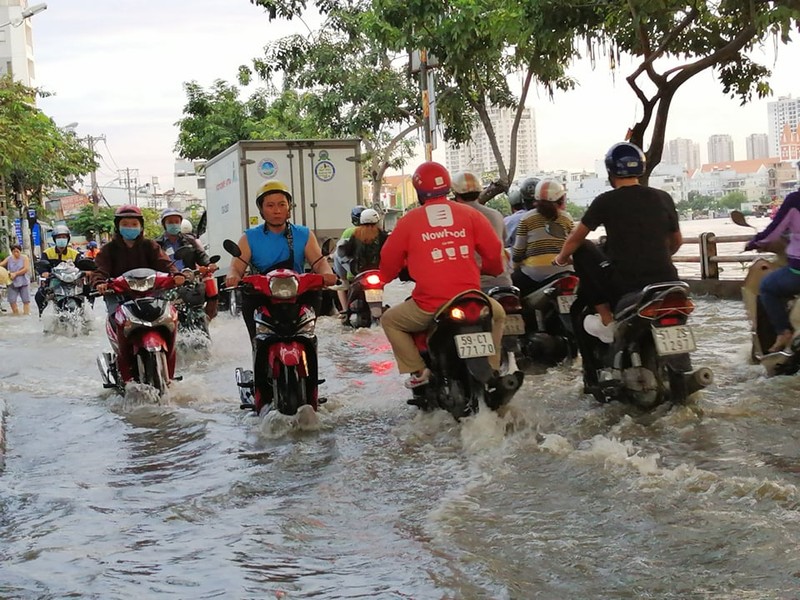 TP.HCM: Nước 'lũ' dâng cao, người dân chật vật lưu thông  - ảnh 6