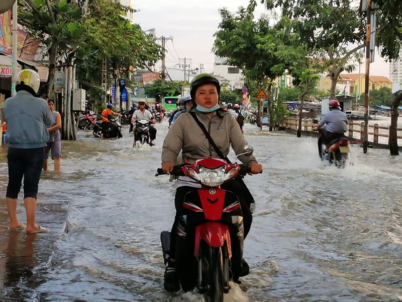 TP.HCM: Nước 'lũ' dâng cao, người dân chật vật lưu thông  - ảnh 5